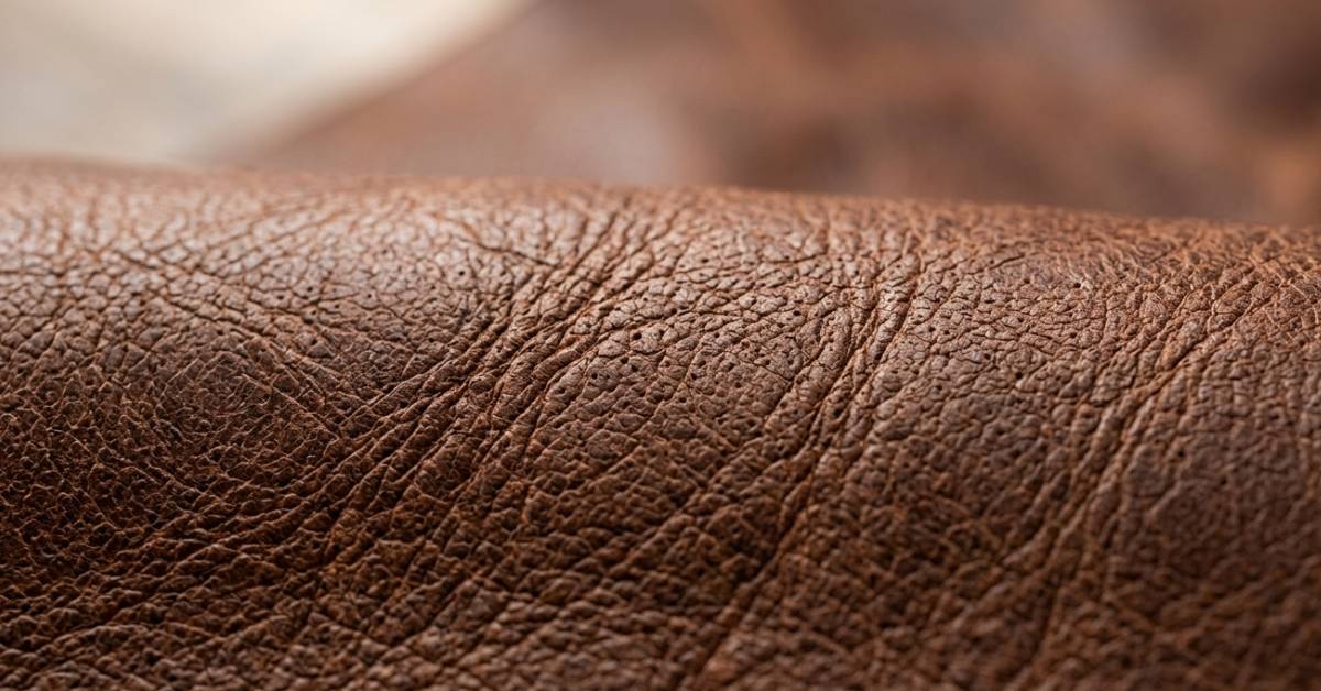 Detail povrchu lícové kůže full-grain